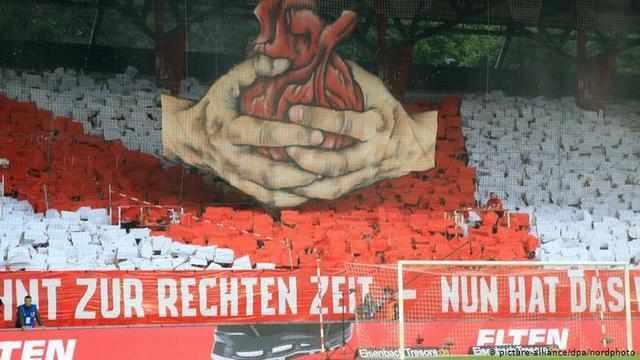 球迷举着去世球迷相片助威并靠球迷*血卖**生存的黑马