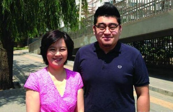 55岁鞠萍:二婚携子再嫁、直播带货追潮流,美人迟暮照样精彩