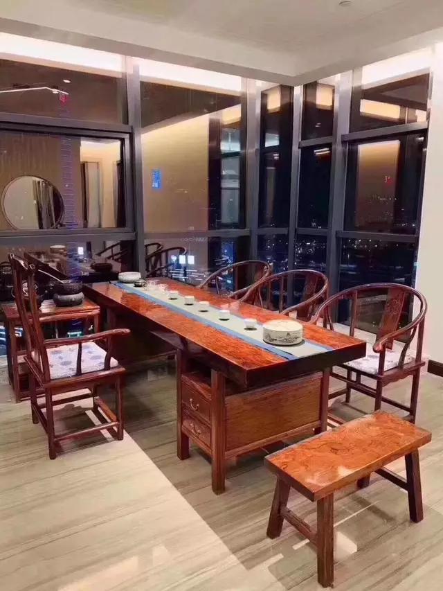 暗访广东天价大板生产基地，原料全是称斤拉木头，富豪还排队来买