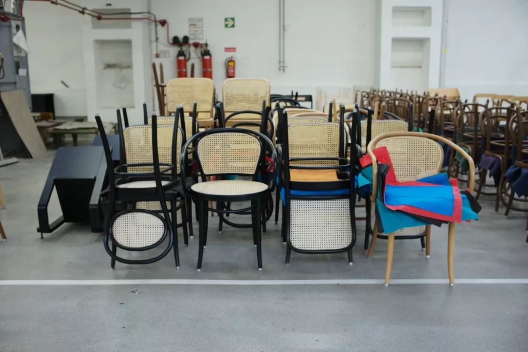 探访TON工厂看经典椅子背后的故事|疯狂24h我们去捷克干了啥？