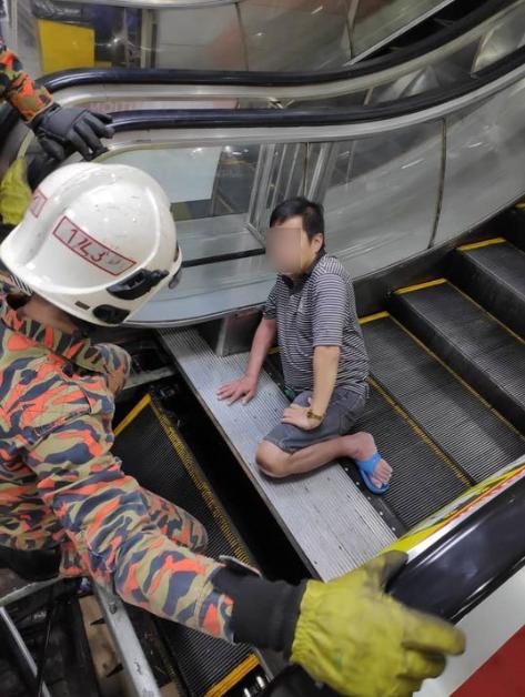 惊魂!大马华裔男脚穿人字拖逛商场,拖鞋连着整条右腿被卡电梯缝