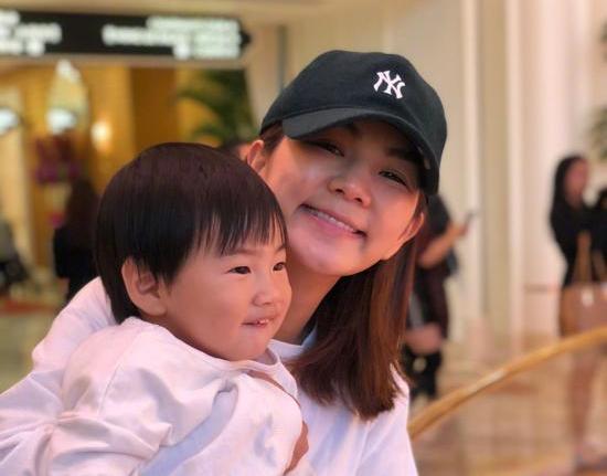 高圆圆产后身材大曝光,40岁高圆圆产后风格大变