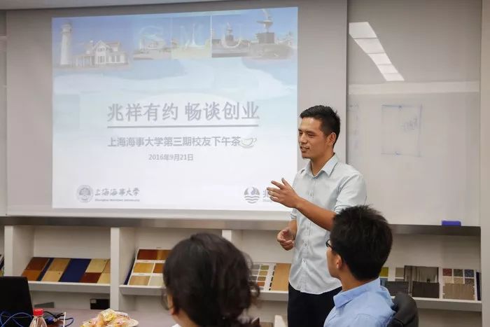 中国足协主席陈戌源为上海海事大学友谊赛开球！加油，海大足球