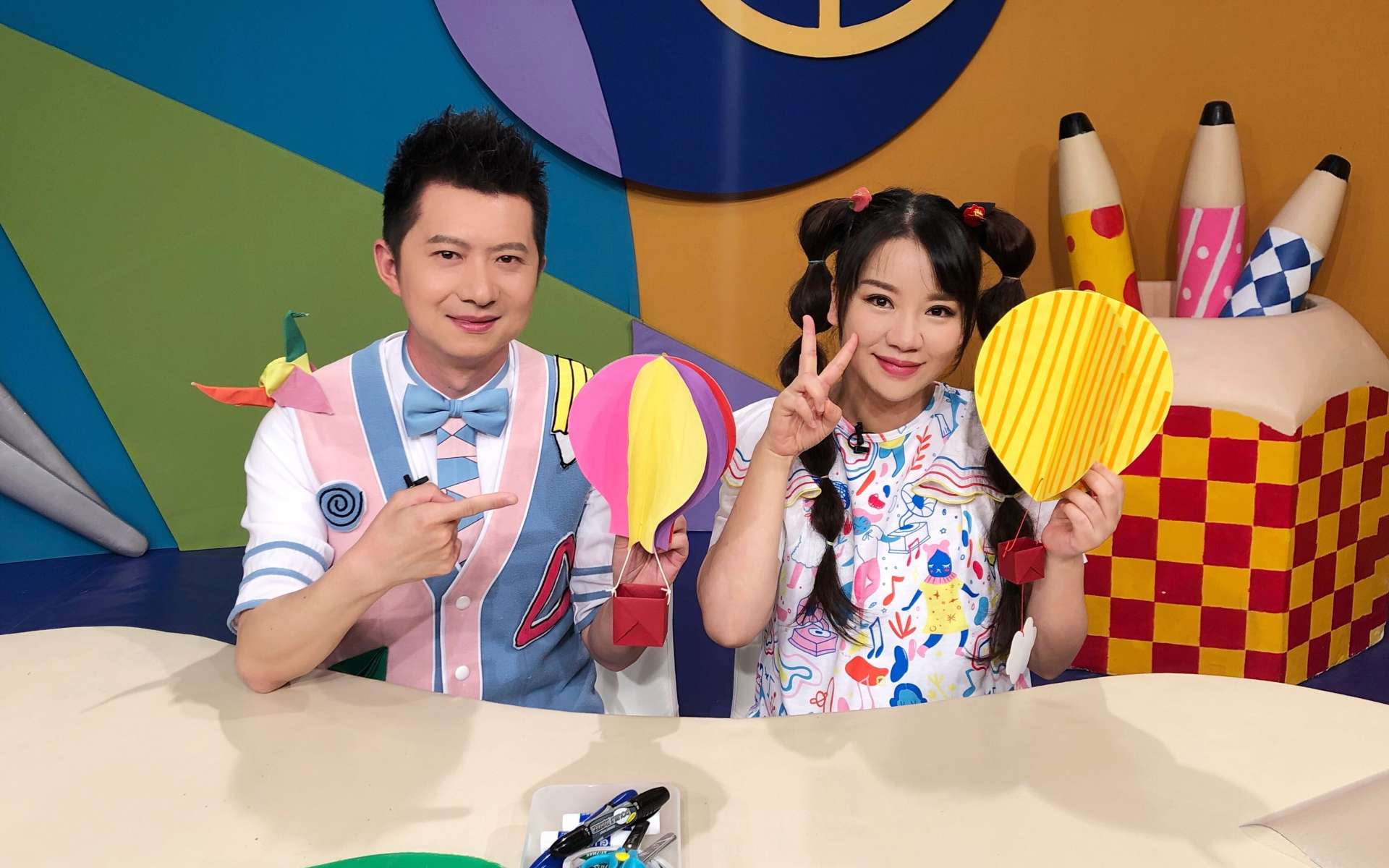 高龄生子、嫁神秘富商、退休成网红，“童年回忆”们变样了吗？