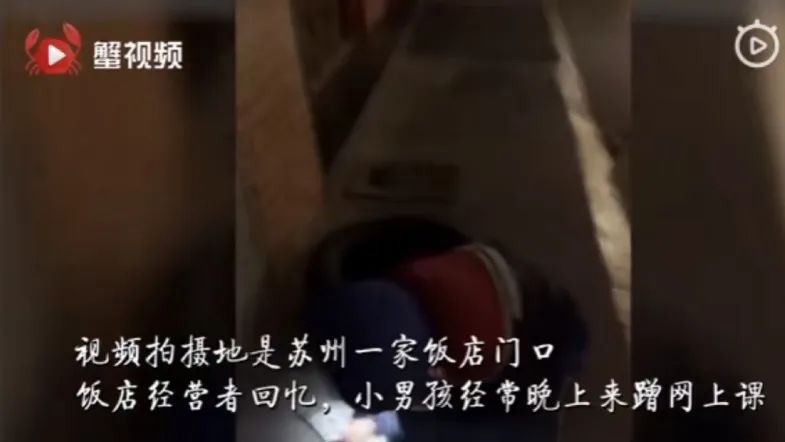 7岁女童案板下学习一个月走红,湖北7岁女孩躲菜市场案板下上课