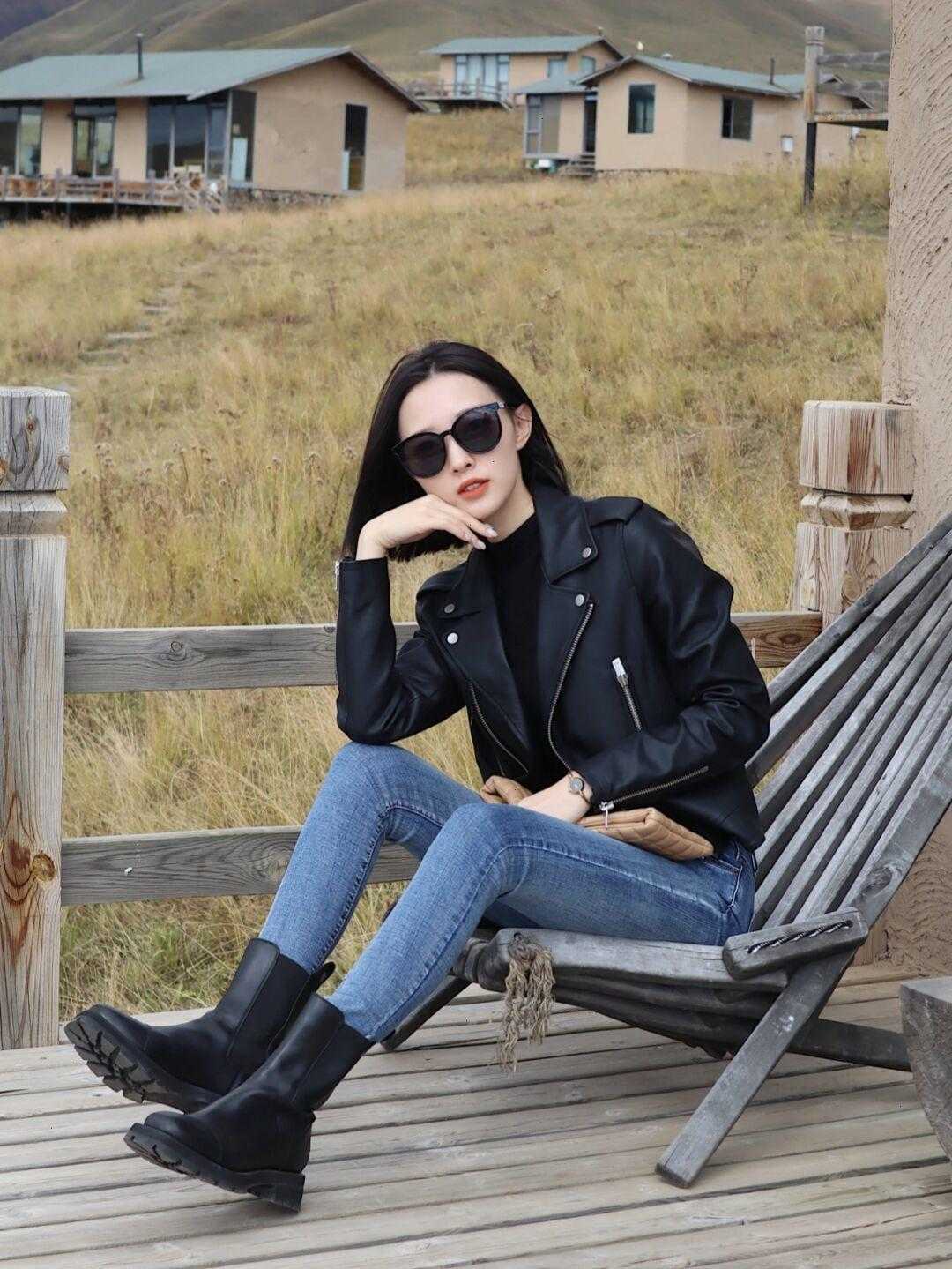 儿童黑色皮夹克搭配蓝色牛仔裤,黑色机车皮夹克搭配什么牛仔裤