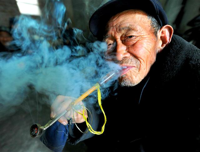 价值80万的古董被人当烟灰缸扔了,老汉捡到一个盆当成烟灰缸三年