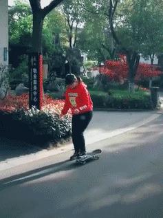 搞笑gif目光全在腿上了,爆笑gif动图我们一起出去霸气一点