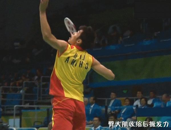羽毛球正反手跨步跳球的挥拍动作,羽毛球挥拍技巧以及注意事项