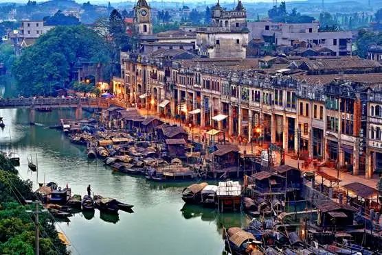 我喜欢去古镇，喜欢它那安详而宁静的气息