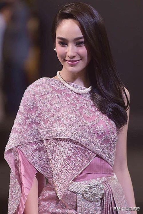 东南亚很多国家民族服装都很接近,而为何“泰服”如此深入人心