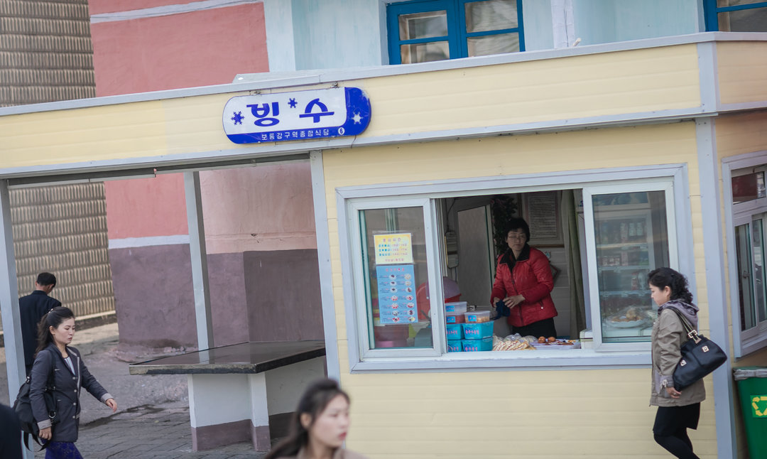 这款中国饮料在朝鲜非常受欢迎，当地人一天工资只够买两瓶