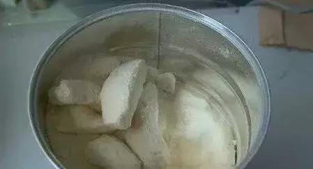 冲泡奶粉时奶粉成坨是好还是不好,奶粉起疙瘩不溶解怎么回事