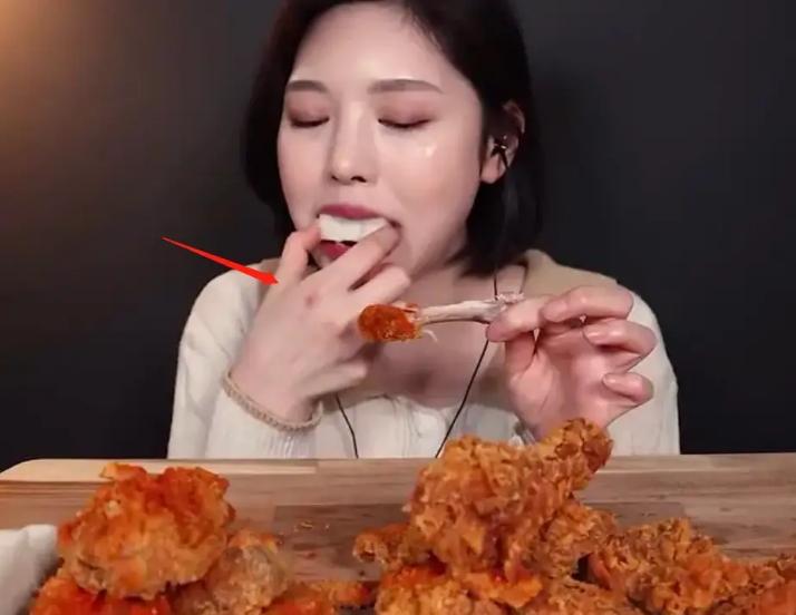 要红还是要命？吃播插入40厘米长管催吐，多人因暴饮暴食猝死