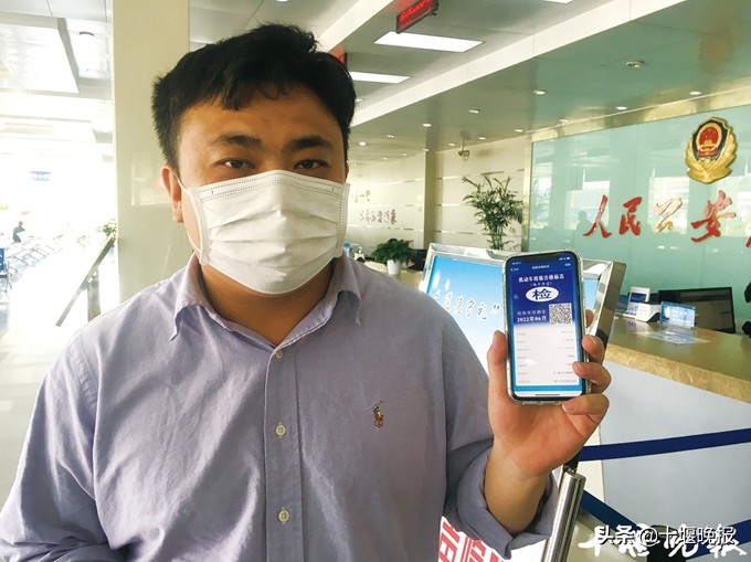 十堰市可以领免年检标志的地方,十堰车辆免检标志张贴