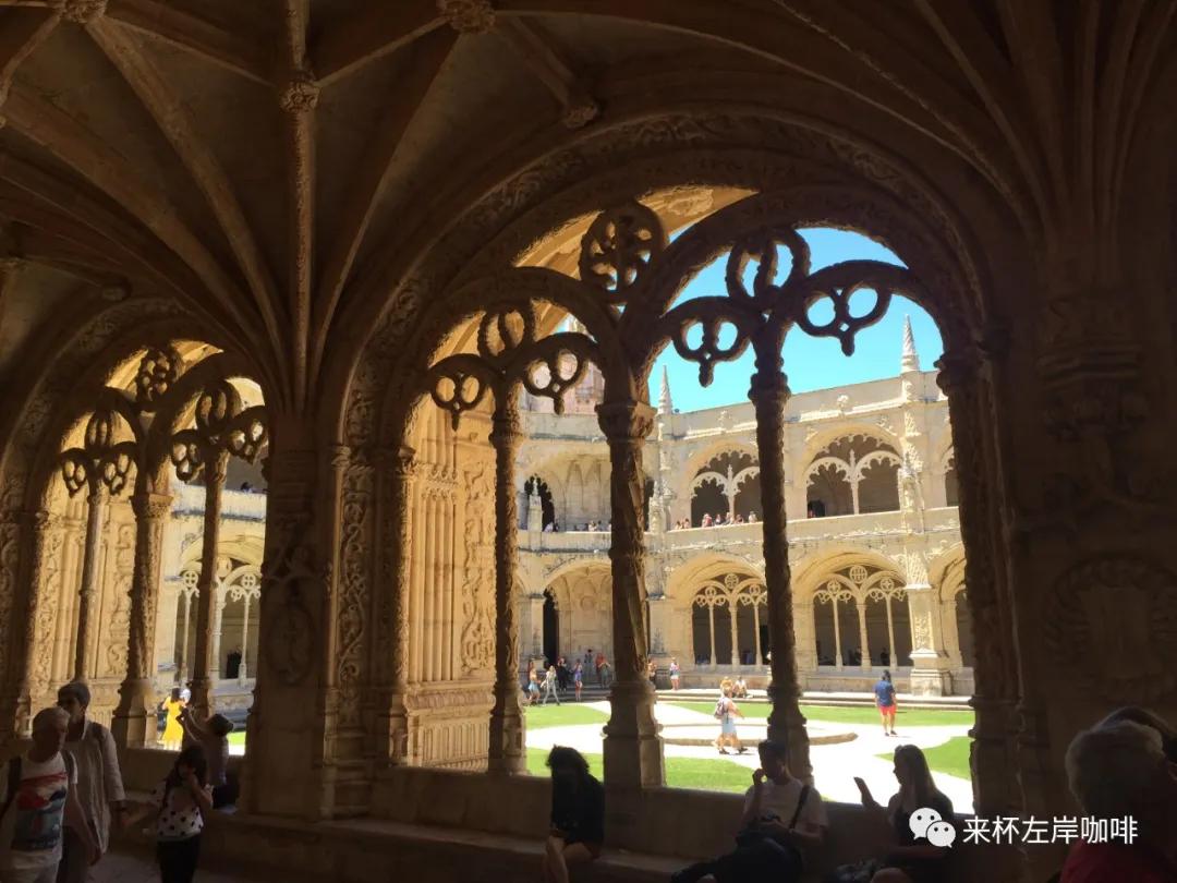 一座经历3次八级大地震不倒的塔,一座修道院