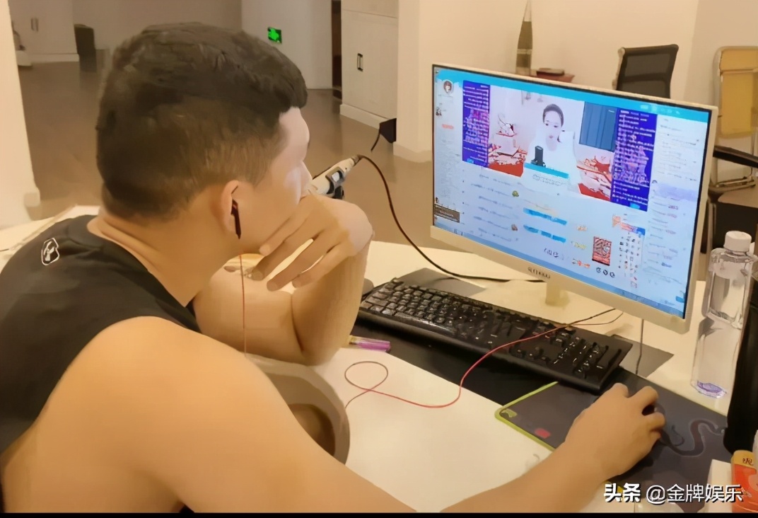 前网红一哥李天佑的近况好凄惨，坐在家里看别人做直播