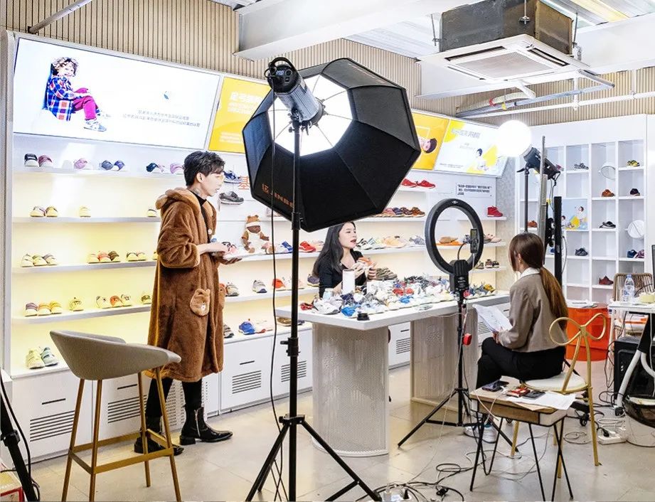 把直播间当成你开的店来经营,抖音电商直播服务与运营