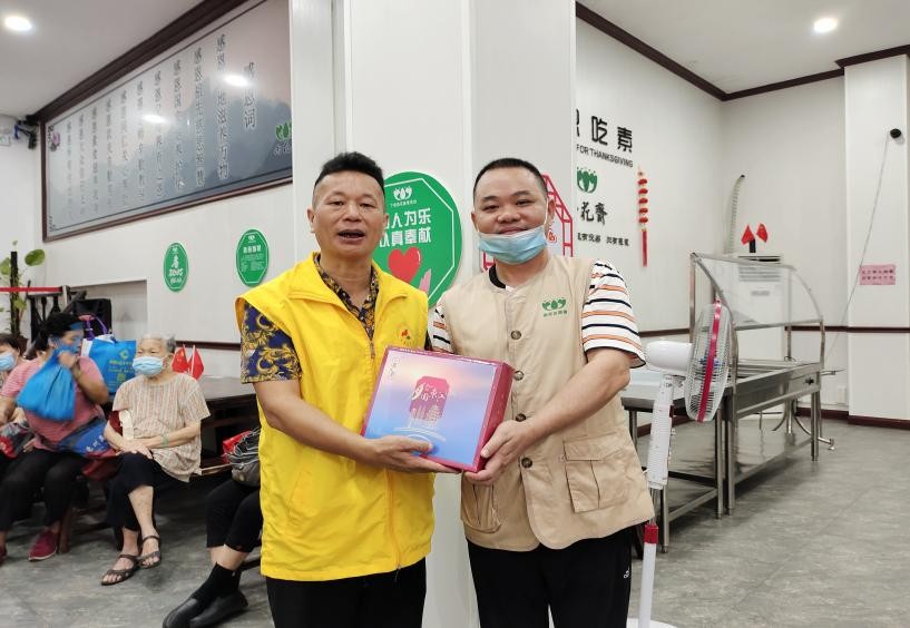 广东惠州爱心企业艾安琪公司给雨花斋素食馆送月饼让爱传递