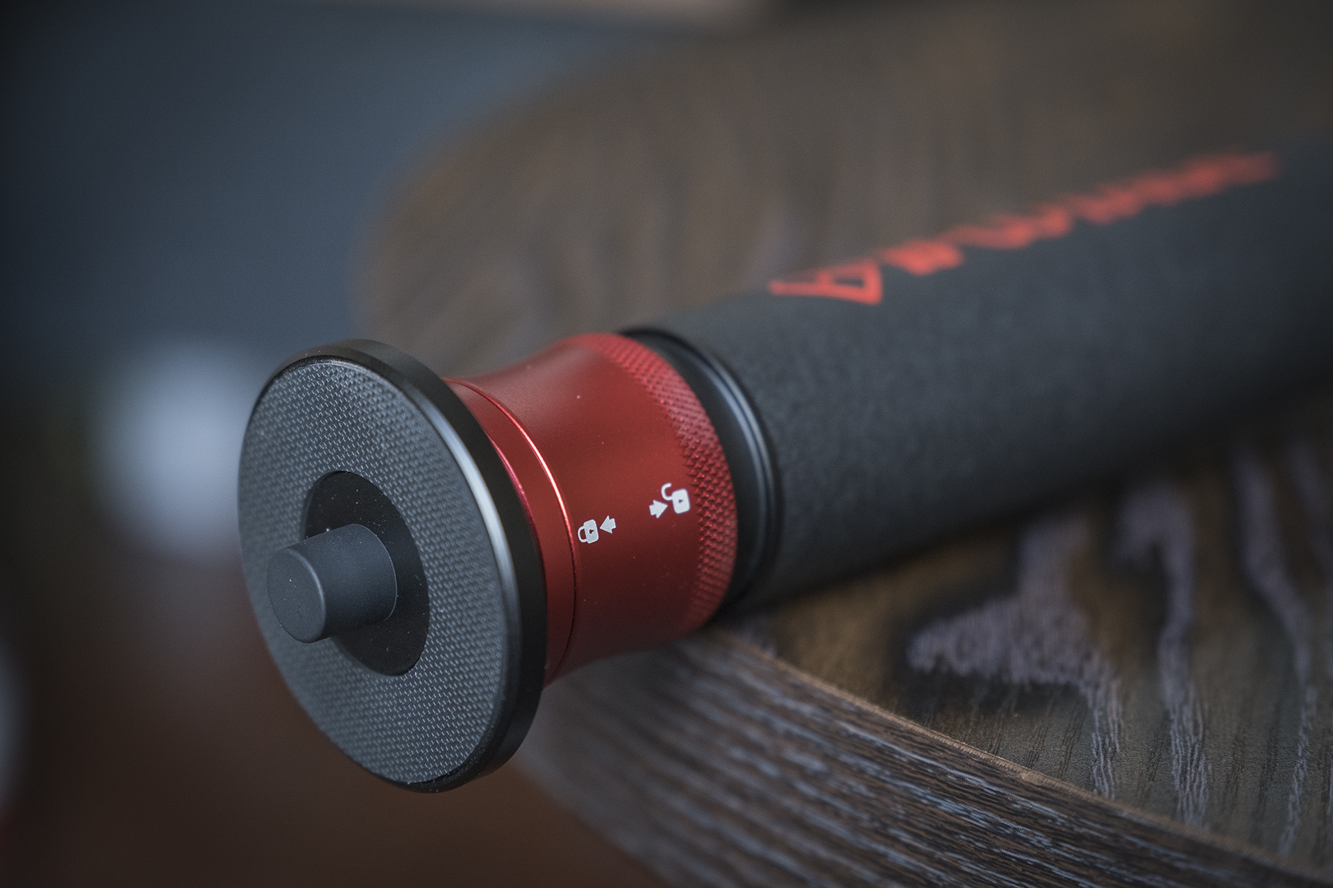 聚目开箱丨明明能靠脸，偏要拼才华——印迹COBRA2代独脚架开箱