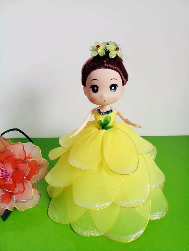 用袜子给芭比娃娃制作古装衣服,把袜子套在小孩头上