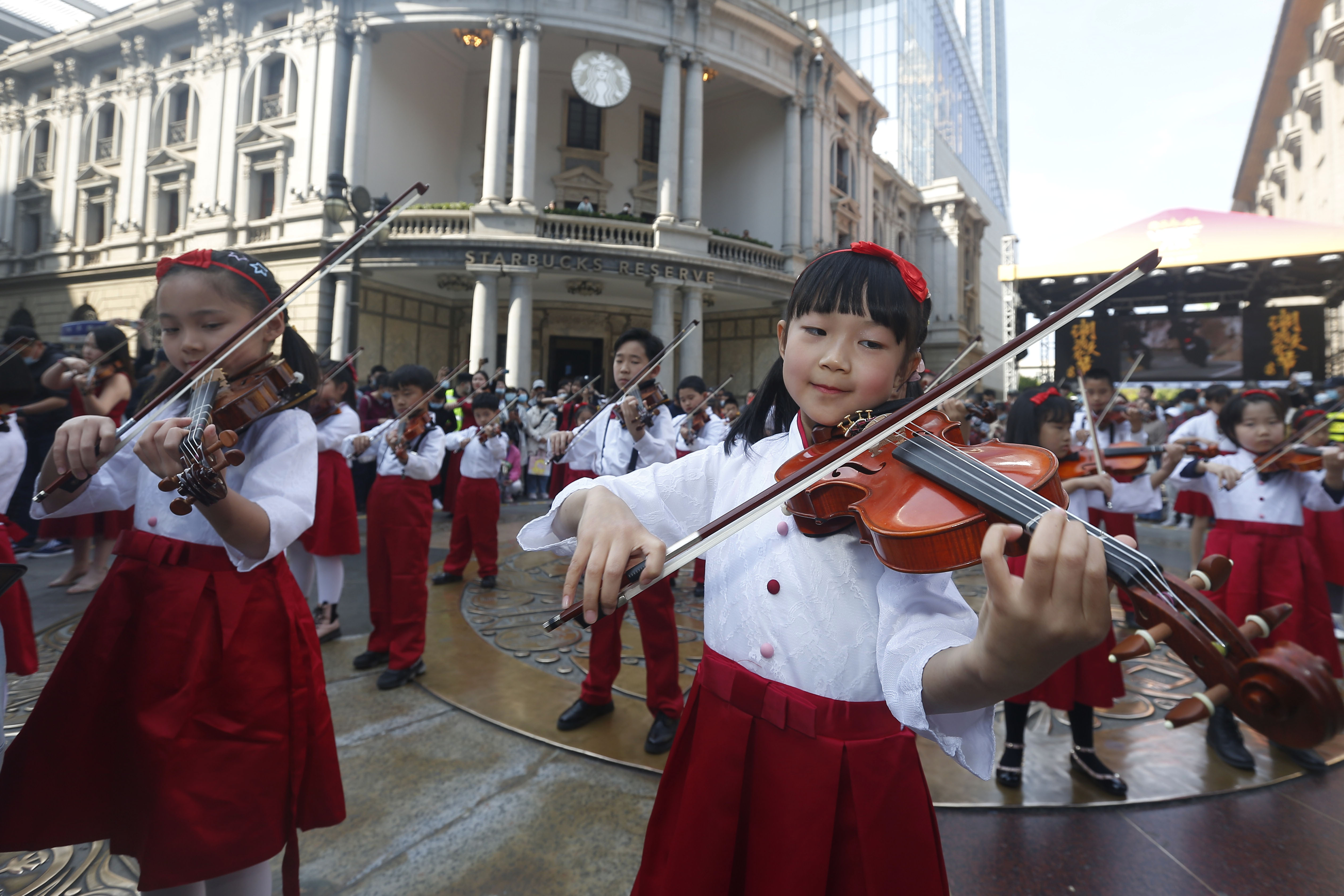 天津青少年小提琴快闪响彻金街,青少年交响乐快闪
