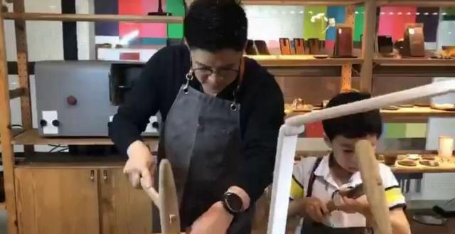 霍启刚带子女下厨,霍启刚为孩子下厨视频