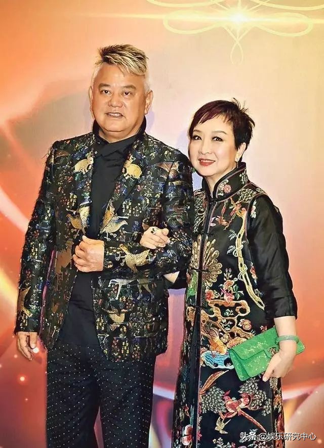 TVB爱国艺人！两次破产，和香港第一古装美女结婚40年至今无子…