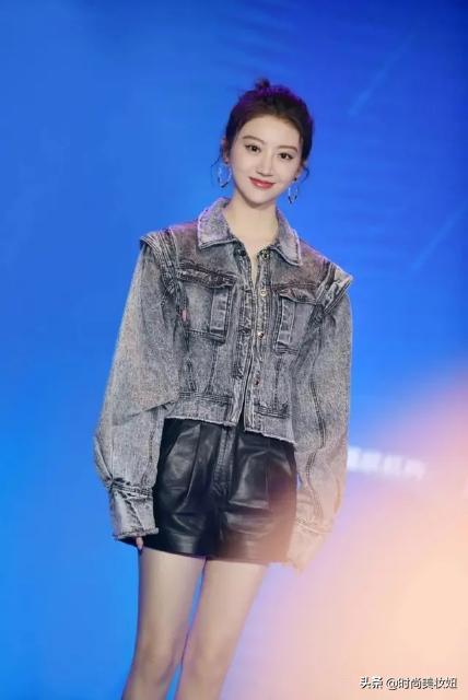 景甜一袭金色露肩长裙高级又迷人,景甜金色亮片裙身材秀