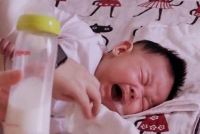 宝宝呛奶怎么正确急救,宝宝呛奶后的急救处理图解