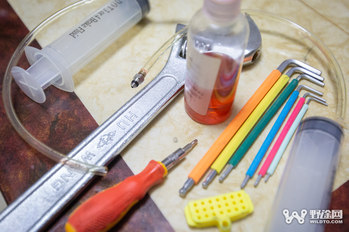 电动车刹车碟刹怎么换油,提升刹车性能省钱的方法