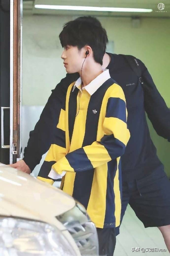 易烊千玺红色西装黑色短袖,易烊千玺没穿秋裤