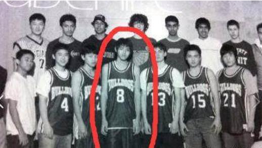 妈妈报警、六六道歉、资本弃子,到底谁令吴亦凡一步步跌落神坛?