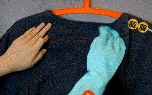 衣服粘了毛絮快速清除,洗衣机洗出来的衣服粘毛怎么办