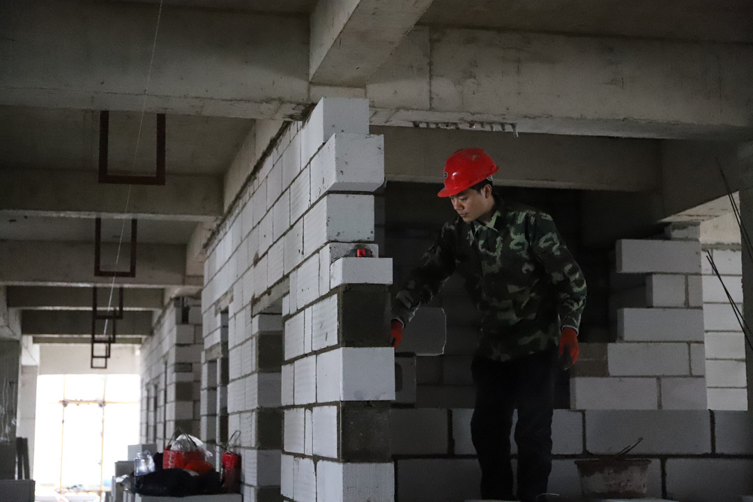 封顶的医院装修要多久,新建医院大楼封顶大吉