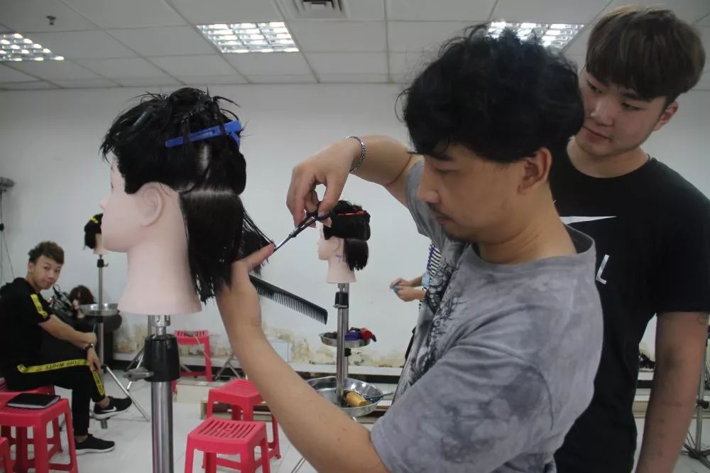 青千万,零基础学美发培训最好学多久