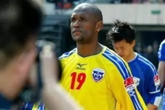 四川有个拓荒中国足球的外援：扬名甲A联赛，人送外号“黑蝴蝶”