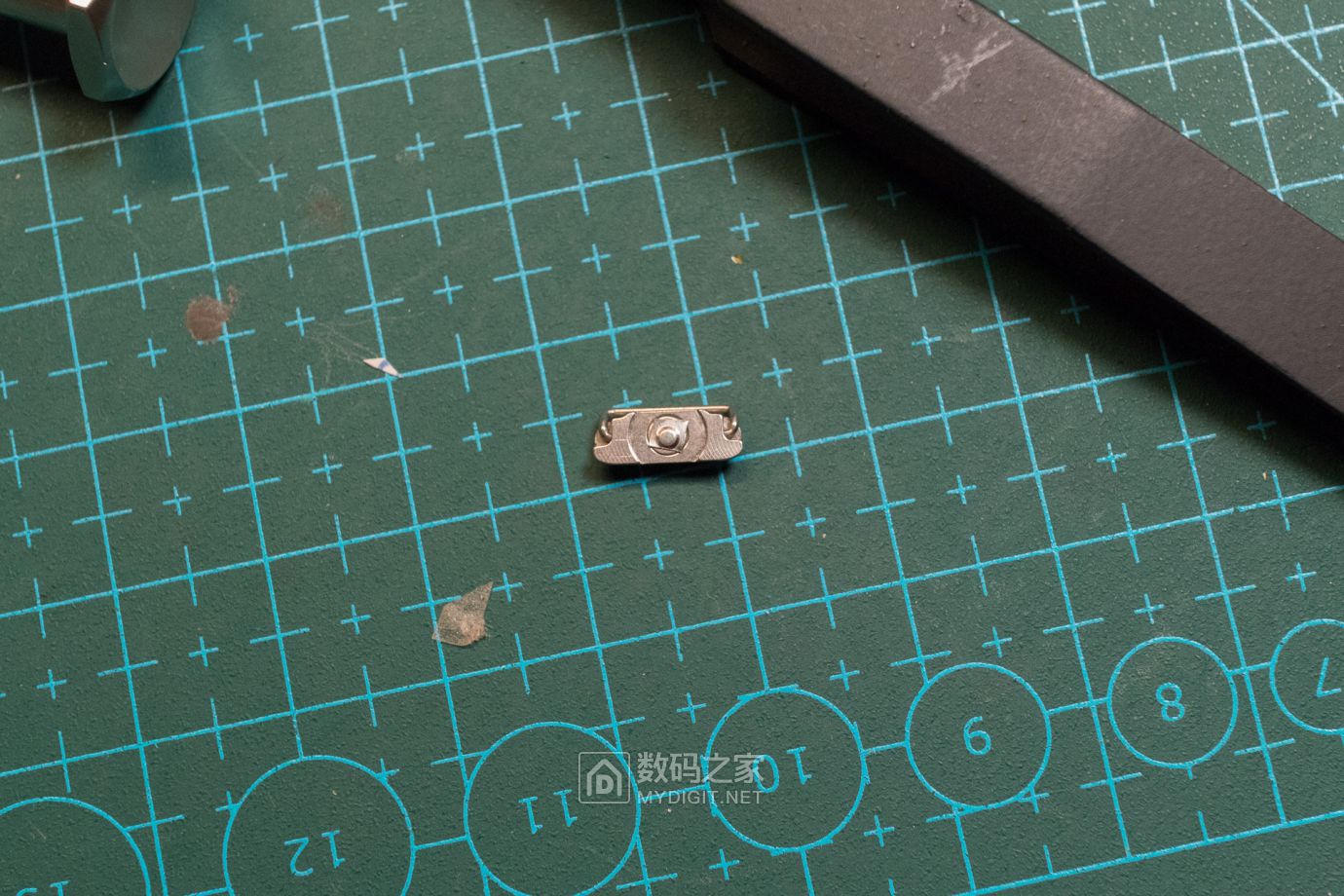 把未拆封的iphone4做成标本,iphone4被做成标本