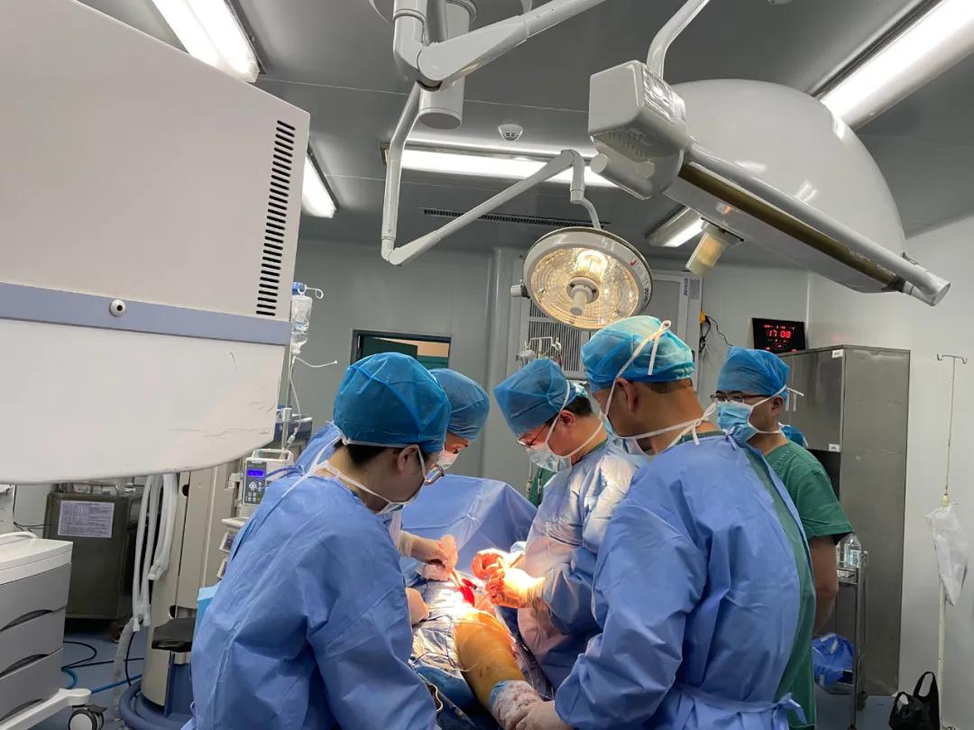 小儿股骨头坏死突然跛行怎么办,儿童股骨头坏死走路跛行视频