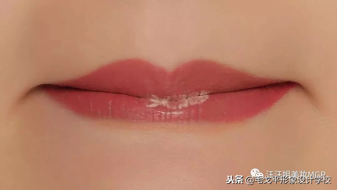 为什么口红怎么涂都不好看,嘴唇起皮涂口红不好看怎么办