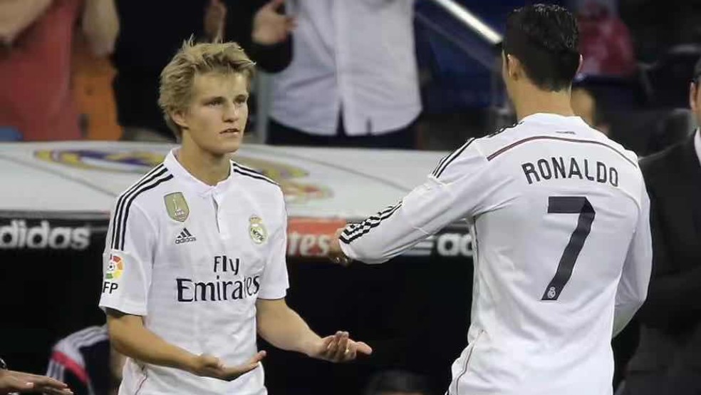 11个c罗vs11个梅西实况足球,实况足球普卡c罗梅西谁更强