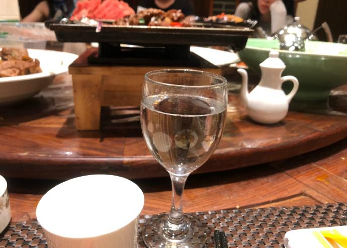 酒桌上盛酒器用法,酒桌分酒器使用方法