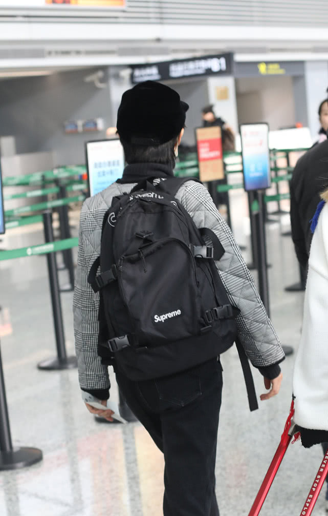 孙俪千鸟格棉服走机场，绿色袜子太抢镜，自己拿行李毫无明星架子