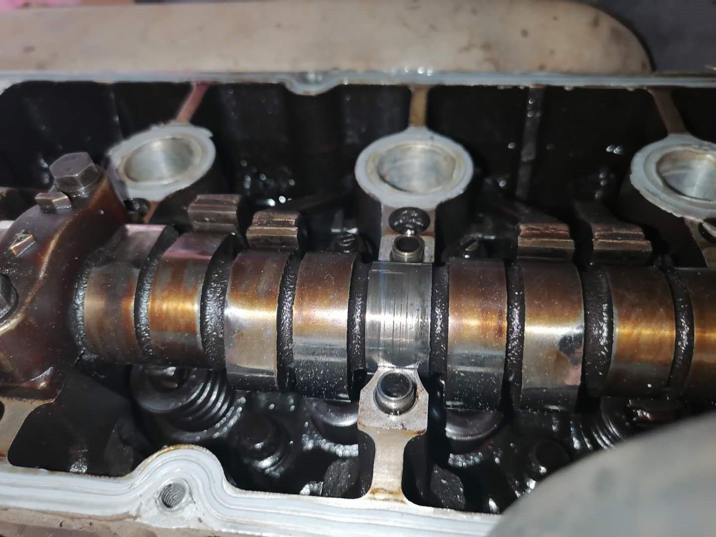 凸轮轴瓦盖不上油,凸轮轴瓦盖上紧转不动