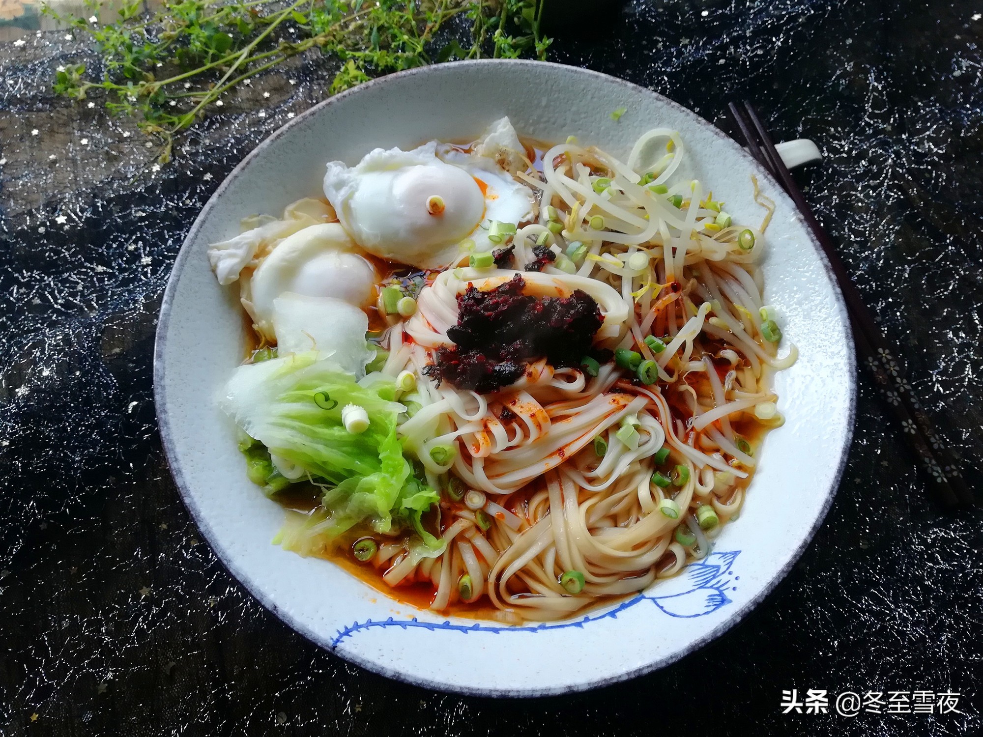 用纸做的泡面的面条怎么做,面条和泡面合在一起的做法