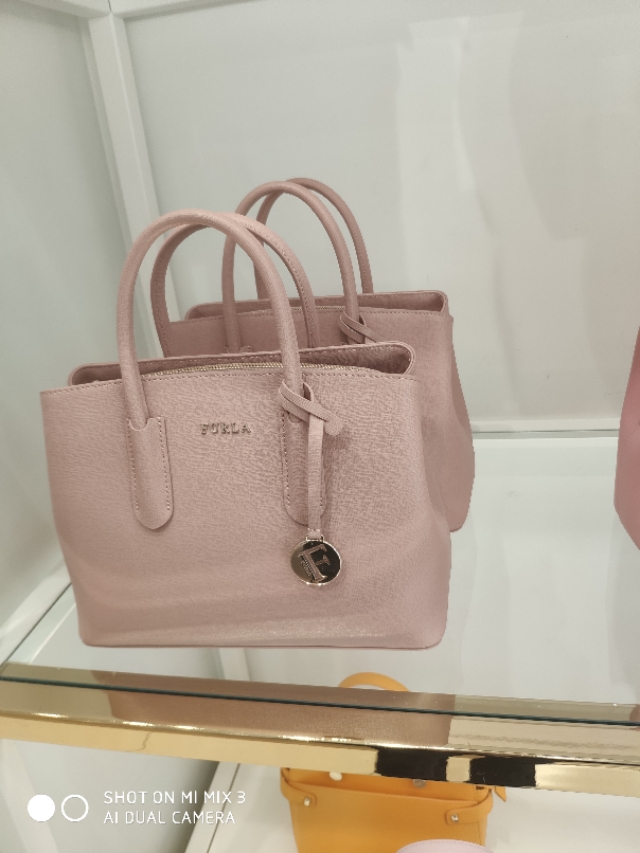 furla包包白色,furla包包属于什么档次