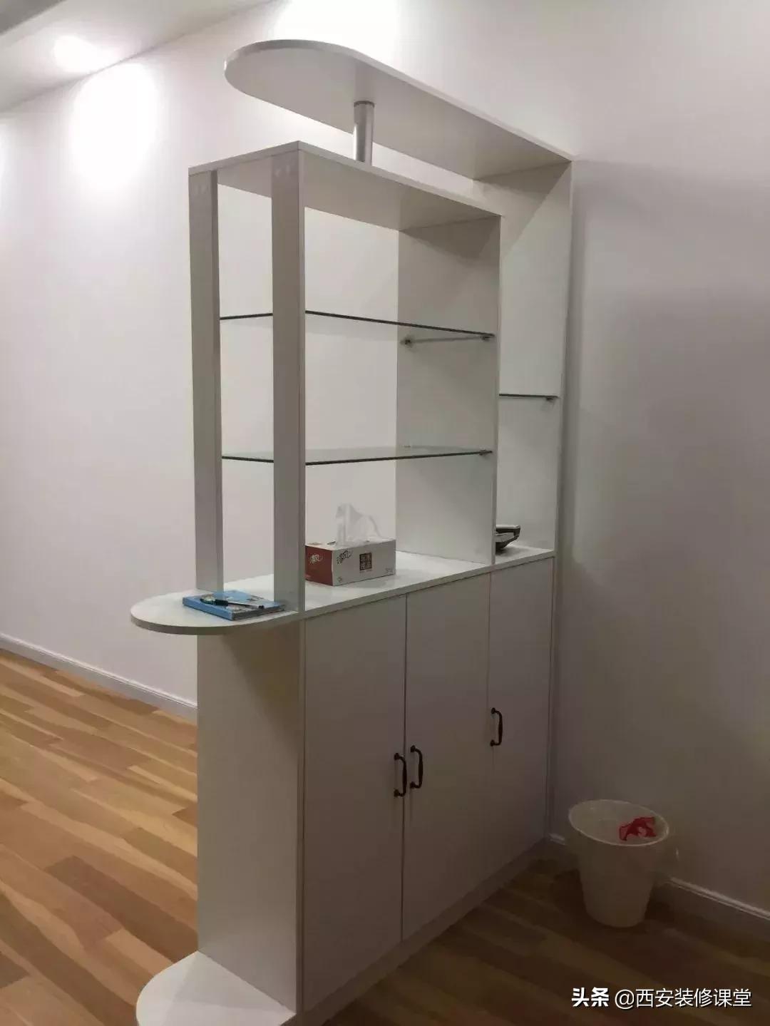 进门鞋柜设计右侧是餐厅隔断,红木鞋柜屏风隔断一体效果图