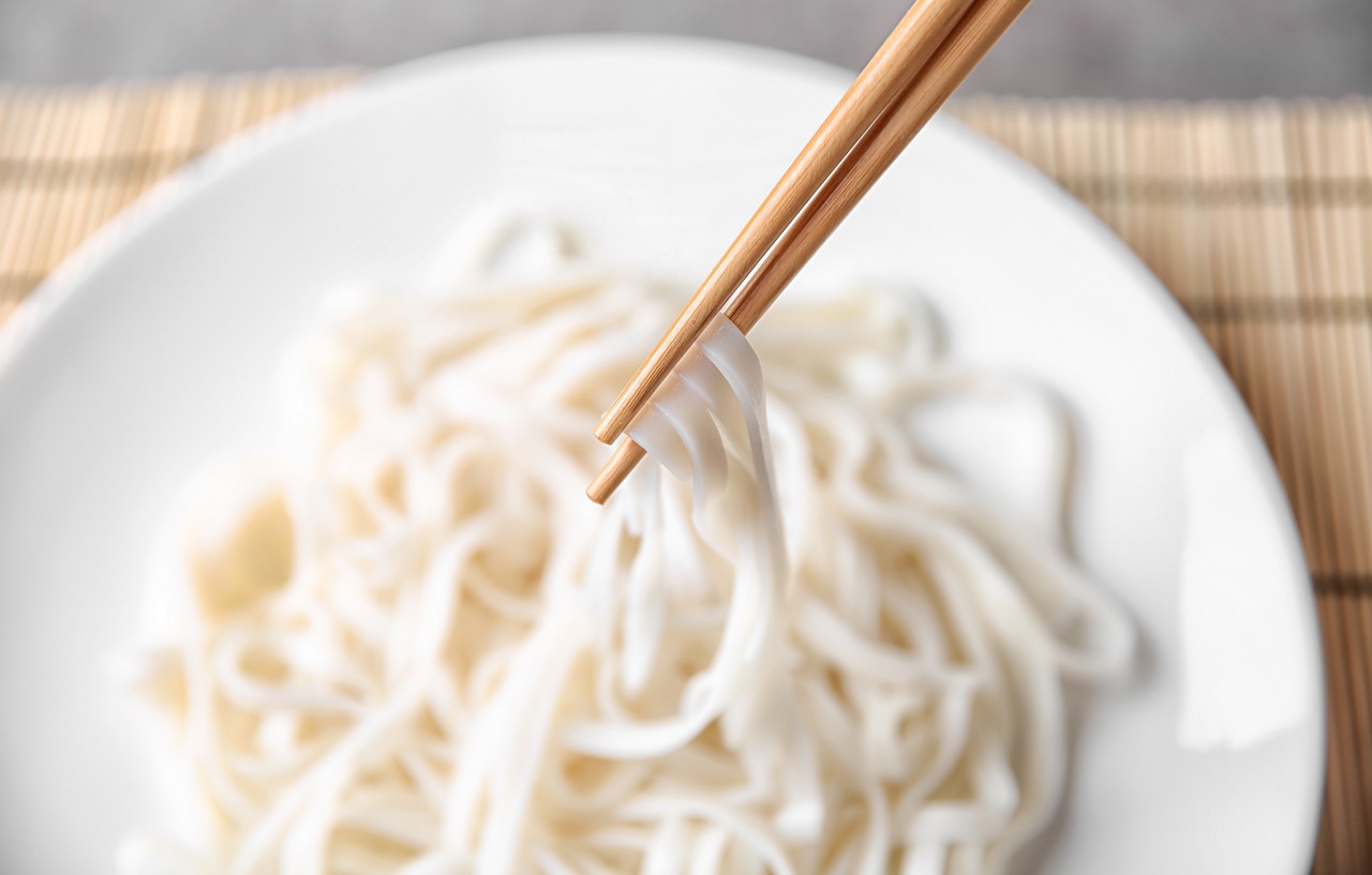 面馆老板说，煮面条忌开水下面，牢记这4点，面条筋道还不坨