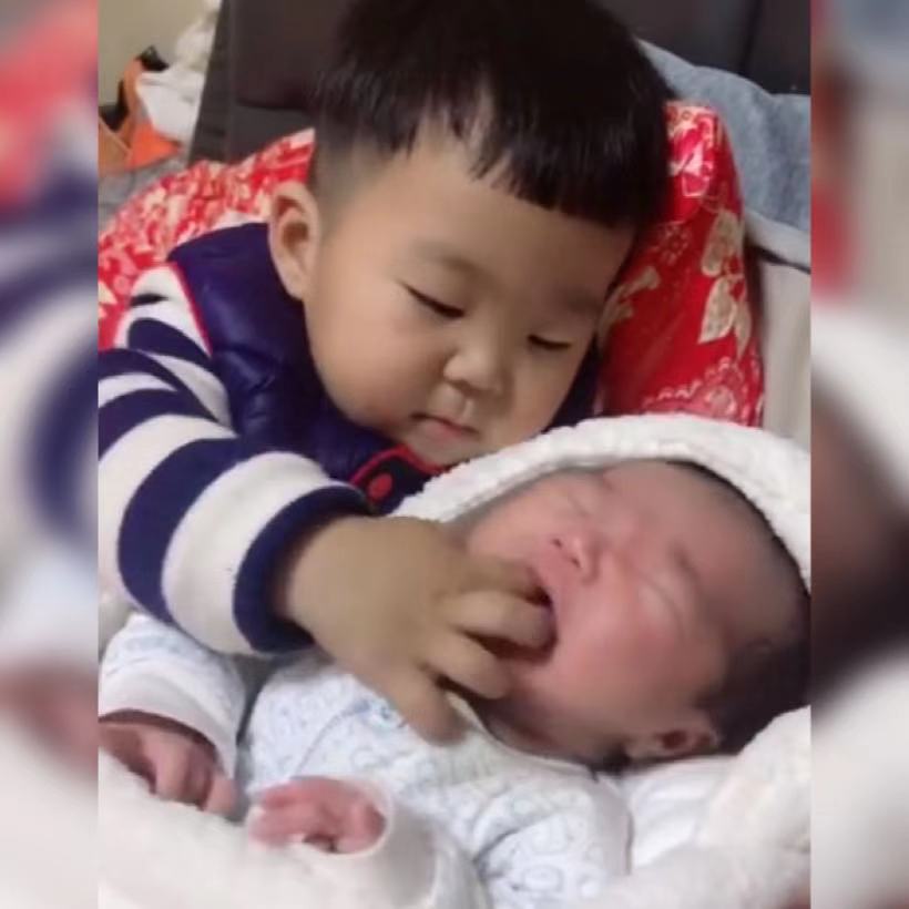 超有爱哥哥哄妹妹,超有爱哥哥