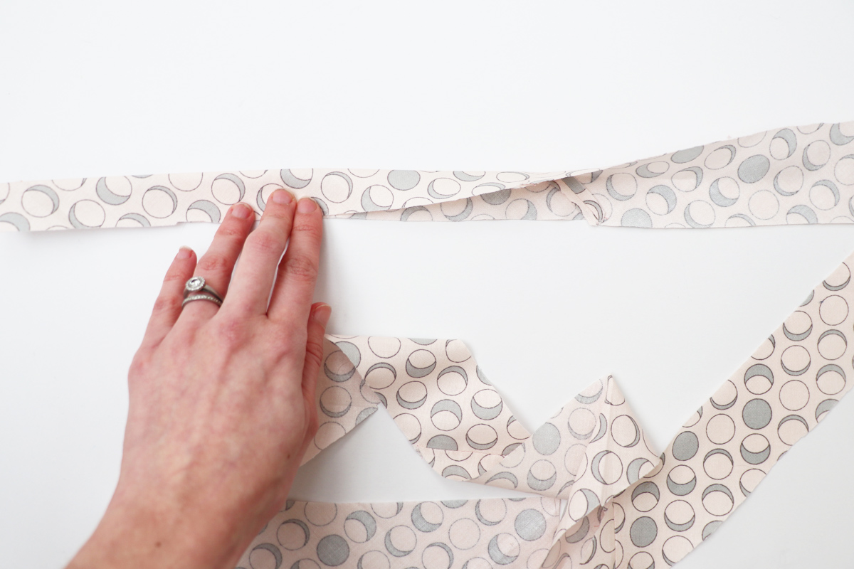 领口和领子的缝合方法,v领领口中间有三针平针缝合方法